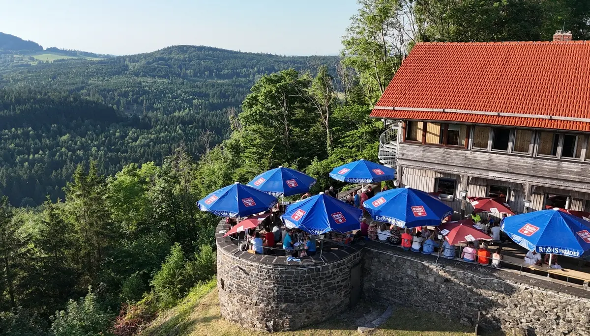 Enzianhütte, Weiherberg, Rhön, Terrasse mit Ausblick | © DAV Sektion Fulda/Johannes Schmidt