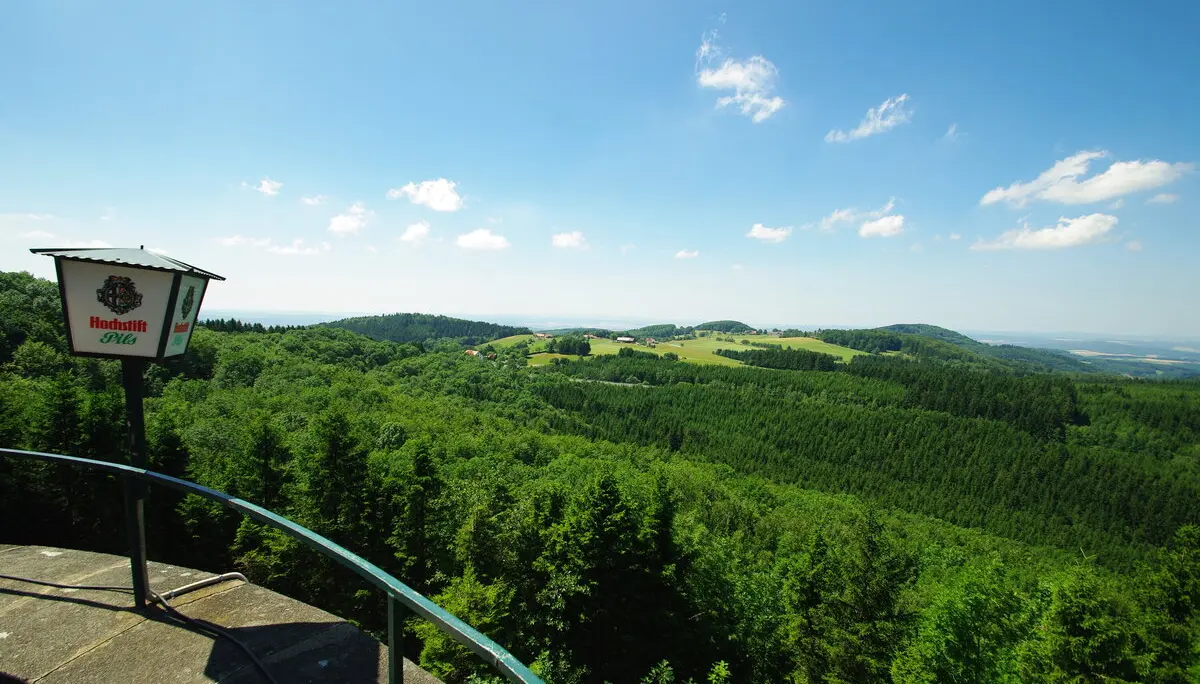 Enzianhütte, Weiherberg, Rhön, Panorama Sonnenterrasse | © Thomas Noll