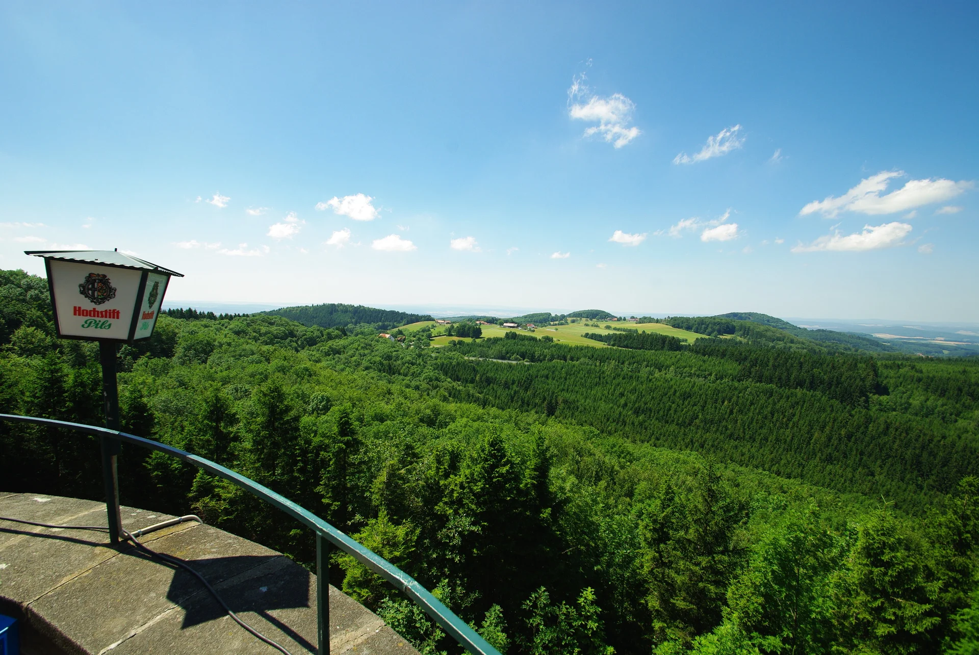 Enzianhütte, Weiherberg, Rhön, Panorama Sonnenterrasse | © Thomas Noll