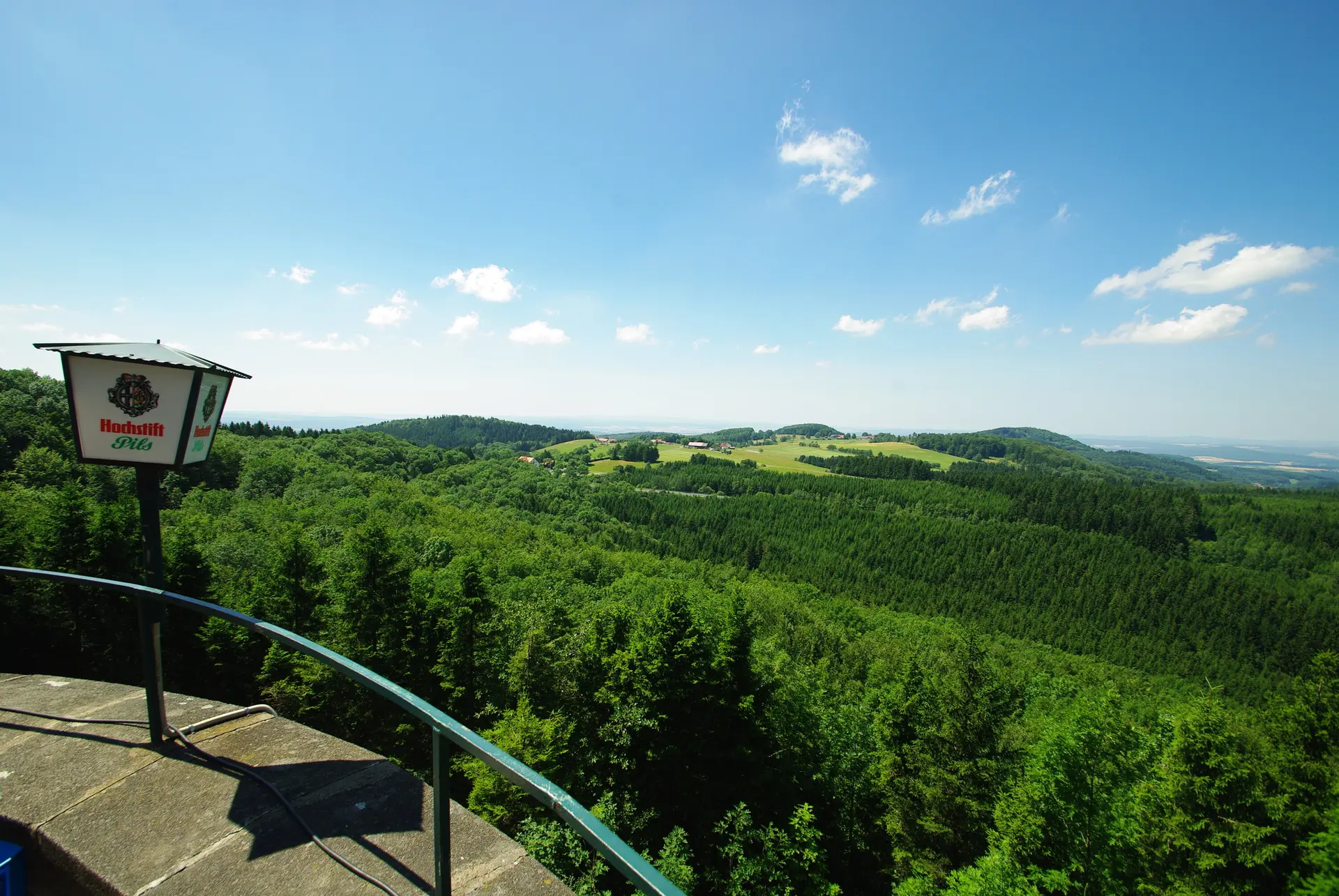 Enzianhütte, Weiherberg, Rhön, Panorama Sonnenterrasse | © Thomas Noll