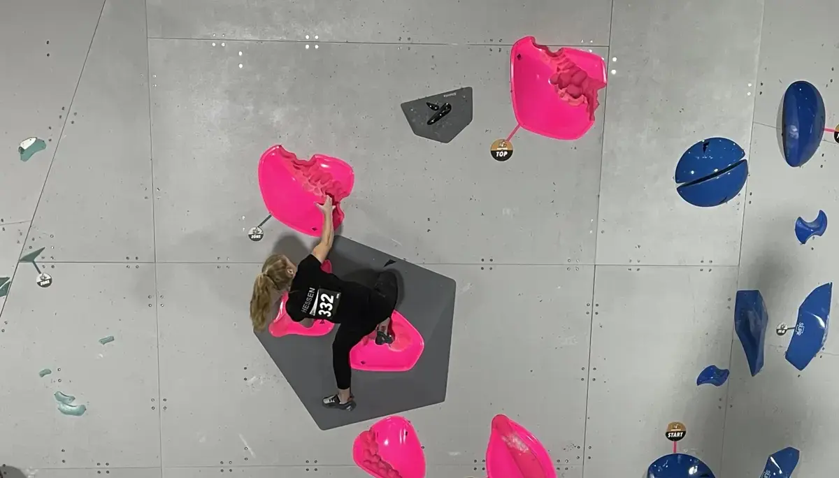 Cara flasht ihren zweiten Qualiboulder | © DAV Sektion Fulda