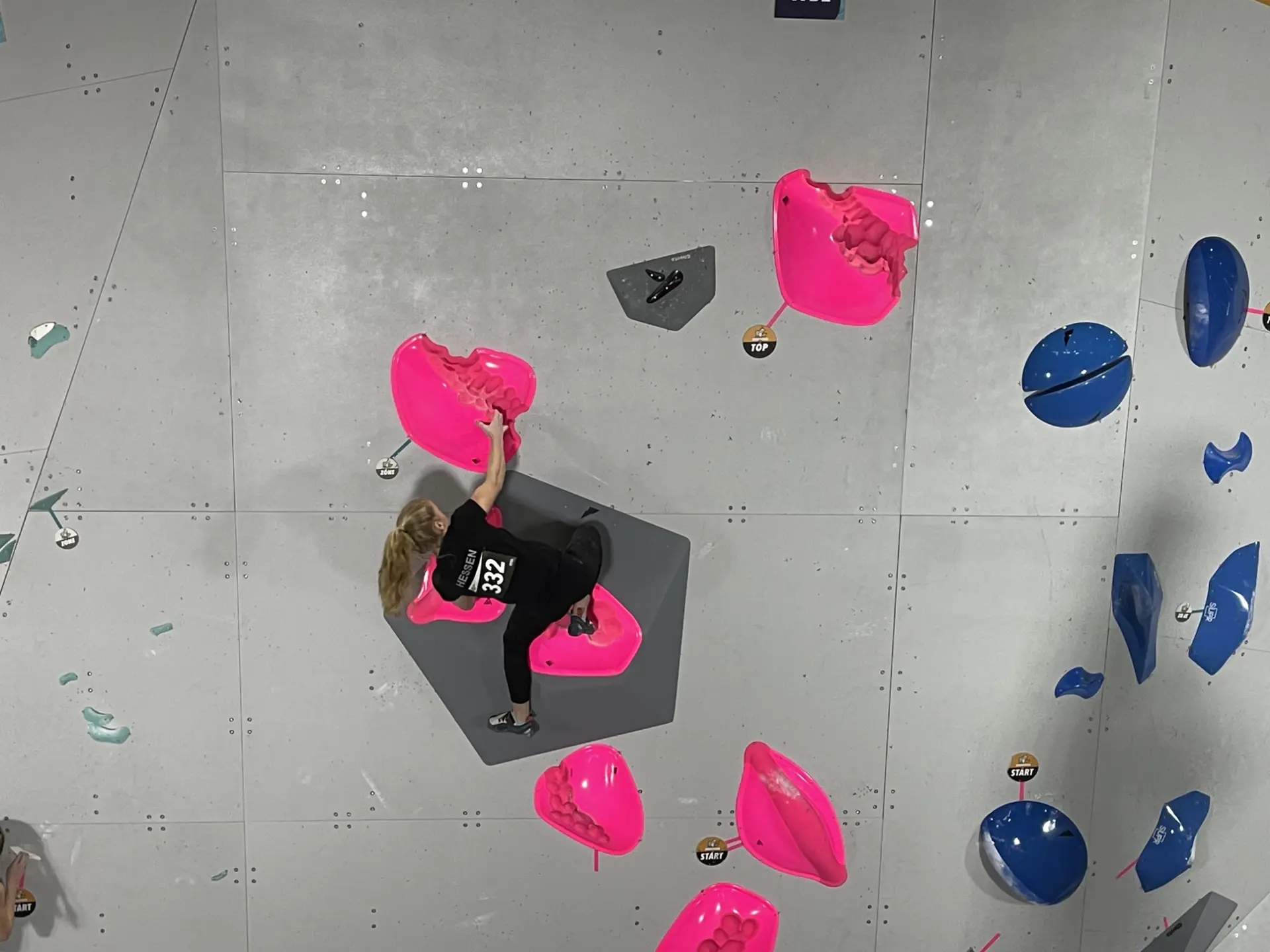 Cara flasht ihren zweiten Qualiboulder | © DAV Sektion Fulda