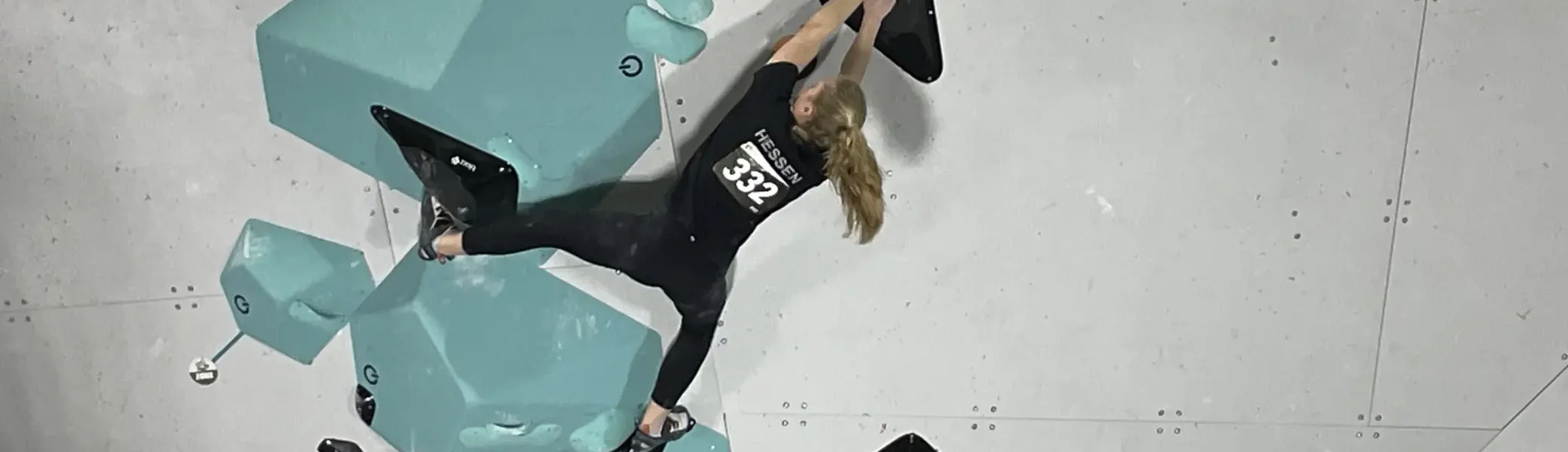 Sauberer Flash: Cara erreicht sicher den Top-Griff im zweiten Finalboulder | © DAV Sektion Fulda