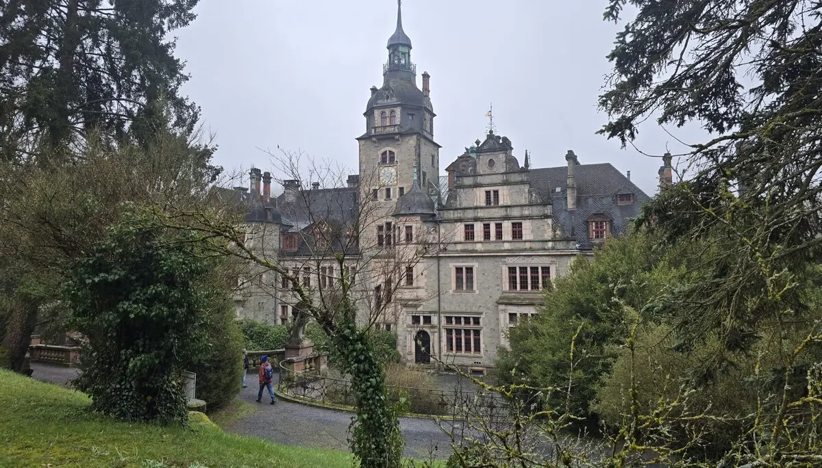 Fast Hiking, hier Schloss Ramholz | © DAV Sektion Fulda