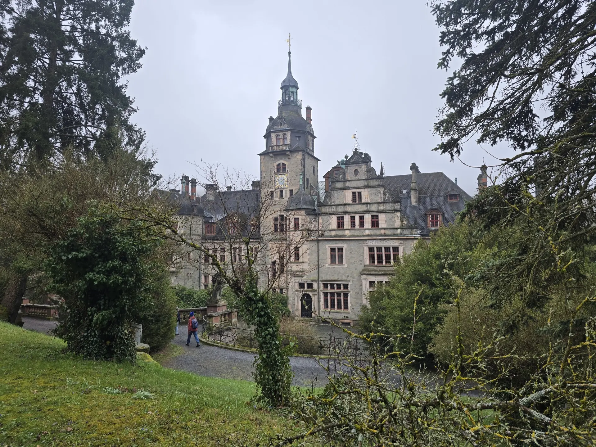 Fast Hiking, hier Schloss Ramholz | © DAV Sektion Fulda