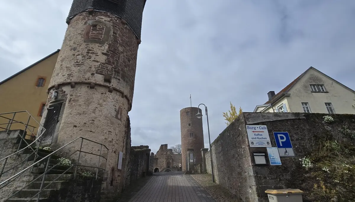 Fast Hiking, hier Burg Schwarzenfels | © DAv Sektion Fulda