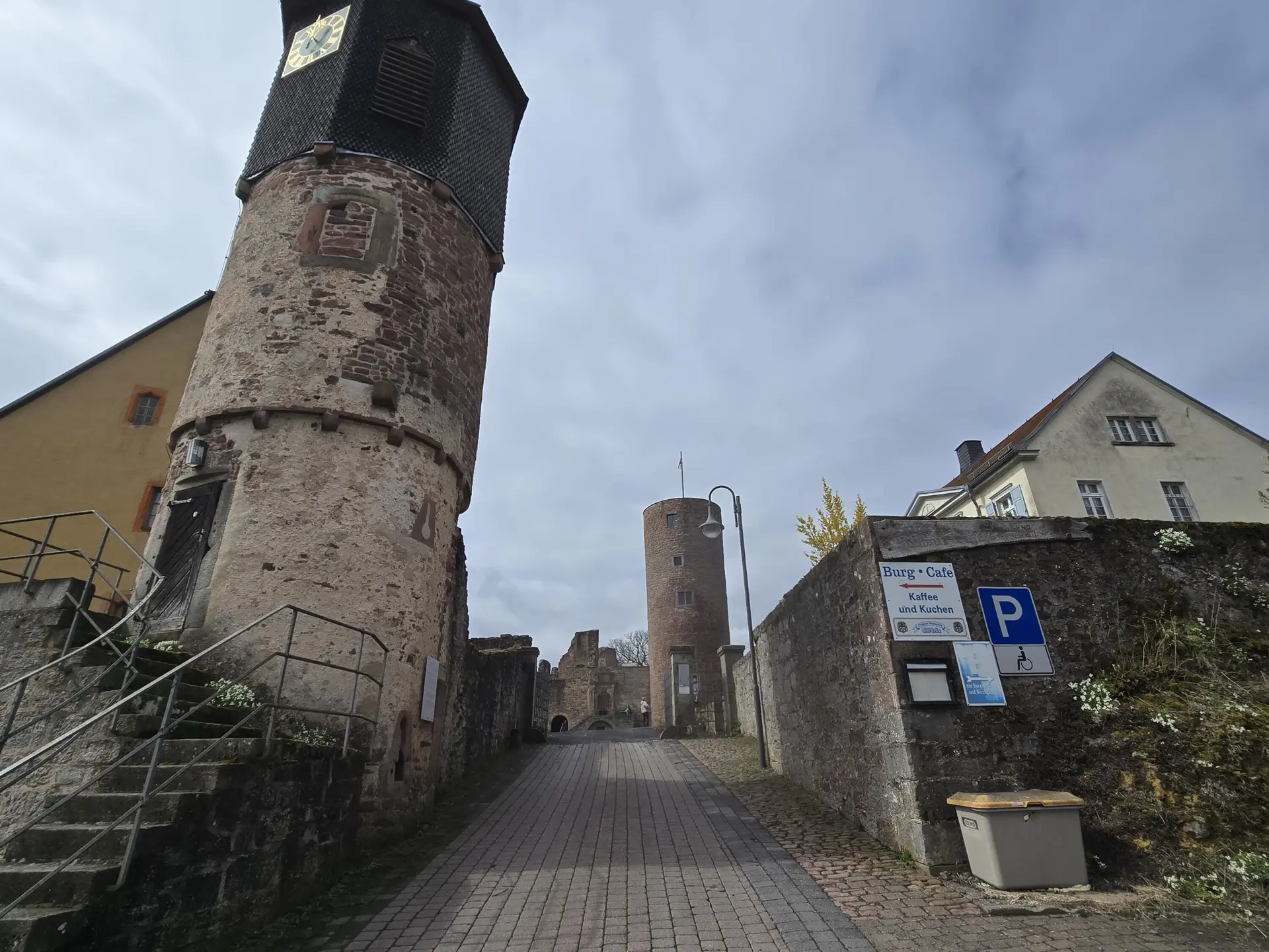 Fast Hiking, hier Burg Schwarzenfels | © DAv Sektion Fulda