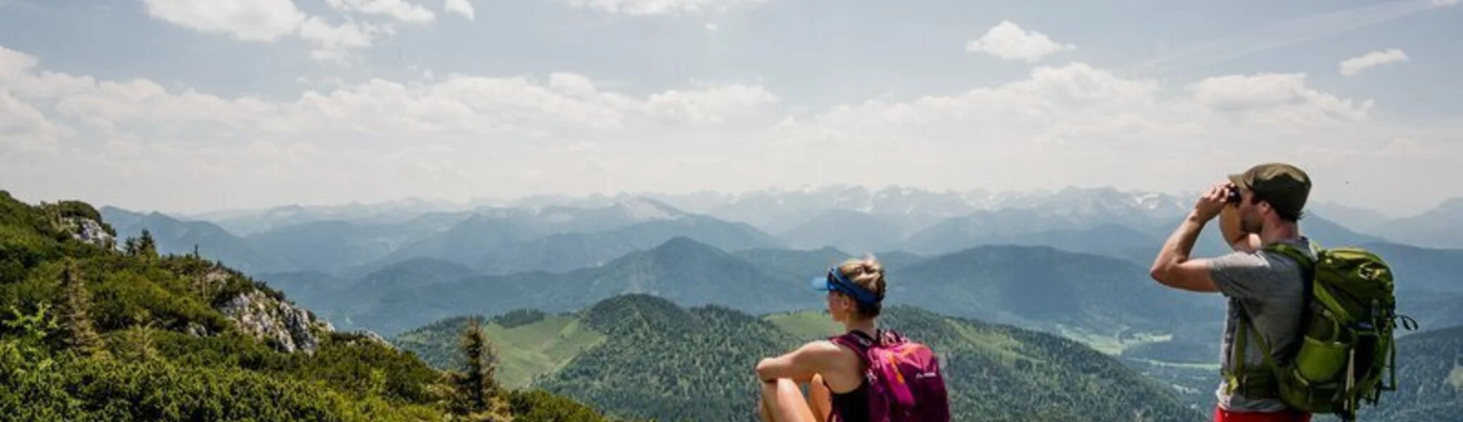 Wanderer schaut mit Fernglas in die Bergwelt | © DAV/Hans Herbig