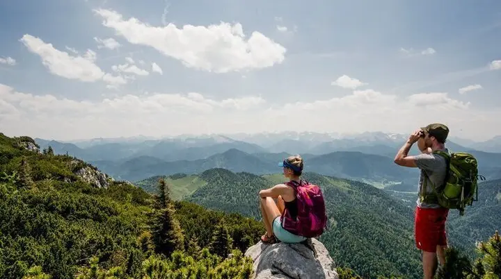 Wanderer schaut mit Fernglas in die Bergwelt | © DAV/Hans Herbig
